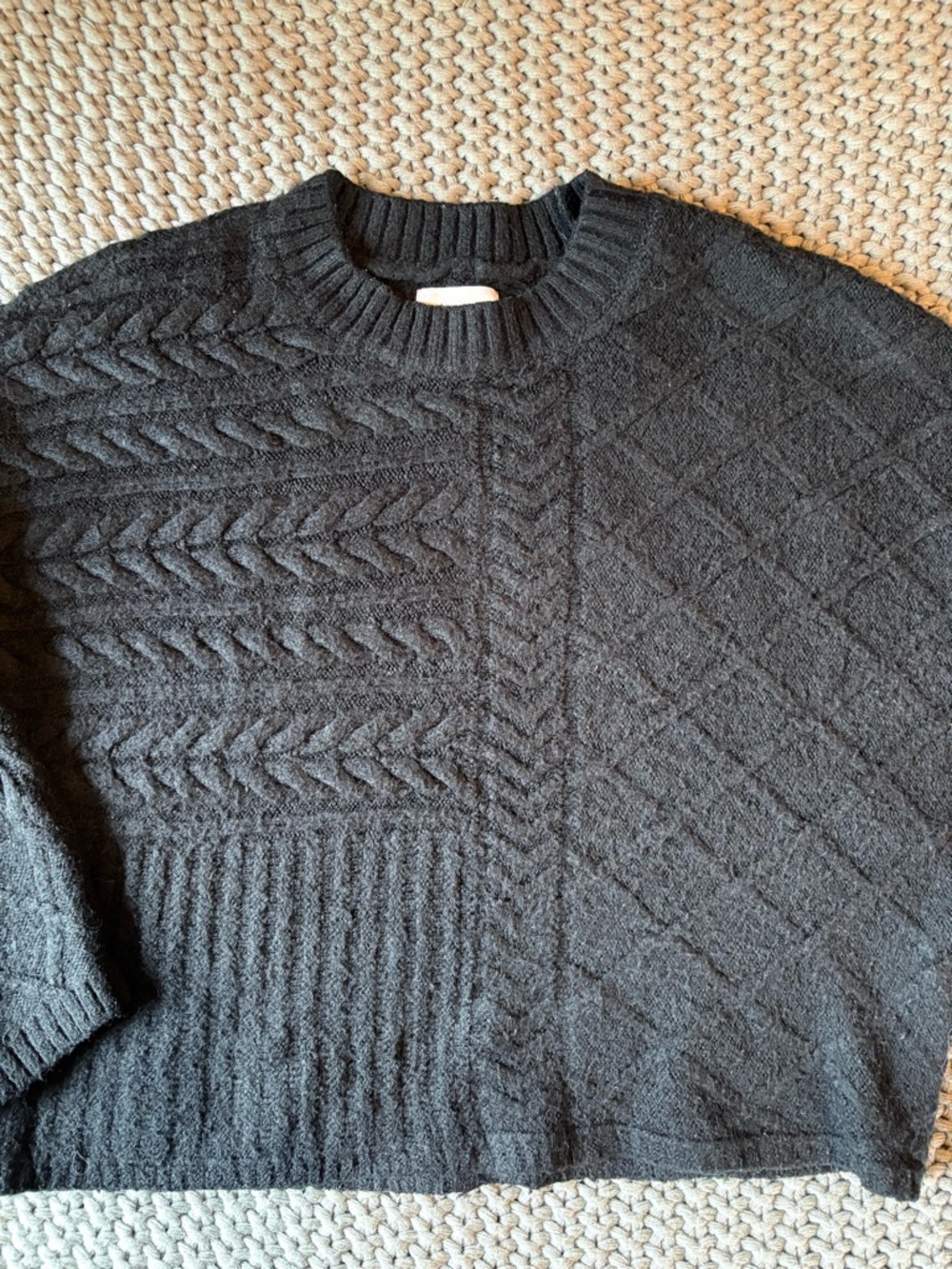 Abercrombie & Fitch Women’s black Crewneck Cable Knit cropped Sweater